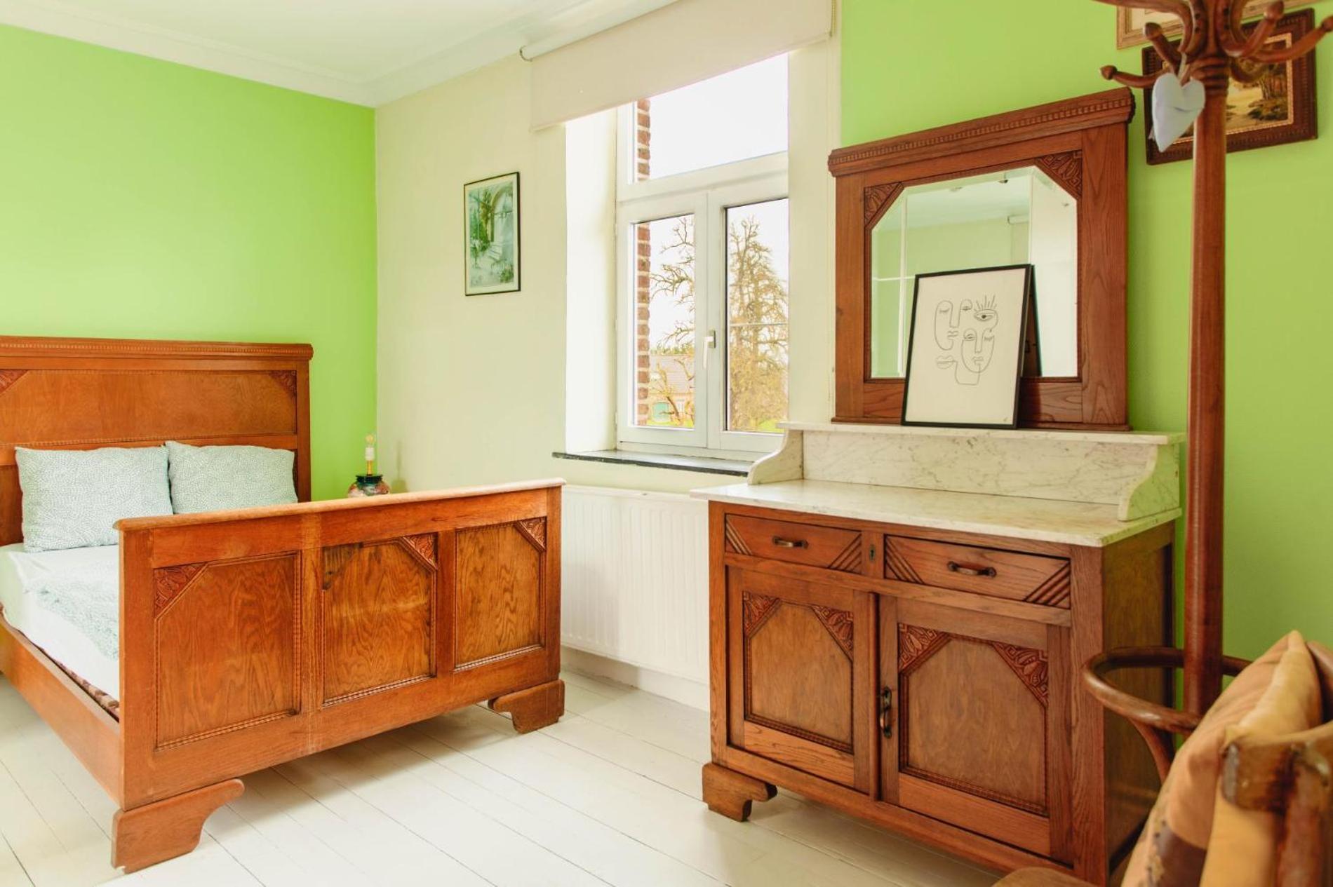 Beautiful Mansion With Swimming Pool And Jacuzzi Villa Bilzen